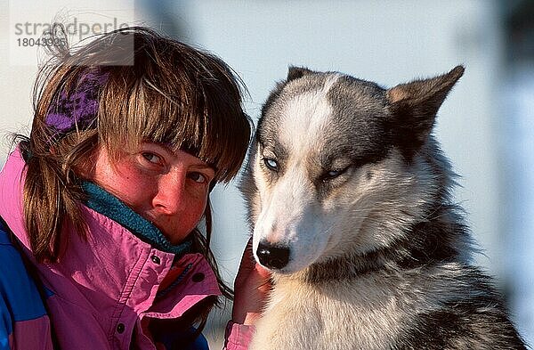 Frau mit Siberian Husky