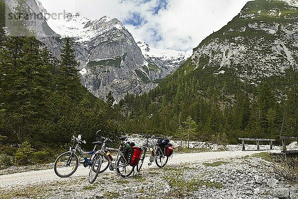 Fahrräder  Isarradweg zum Isar-Ursprung  Hinterautal  Karwendel  Tirol  Österreich  Europa