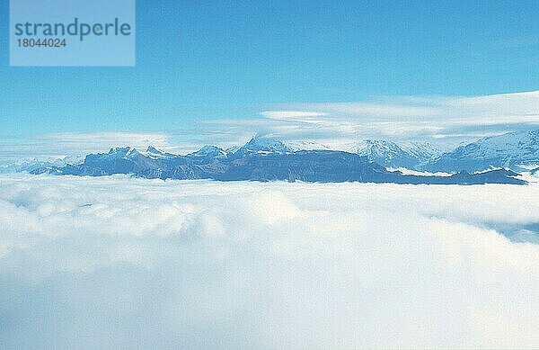 Alpengipfel über Wolken  Berner Oberland (Uebersicht) (overview) (Europa) (Landschaften) (landscapes) (Gebirge) (Berge) (mountains) (Querformat) (horizontal)  Blick vom Niederhorn  Schweiz  Europa