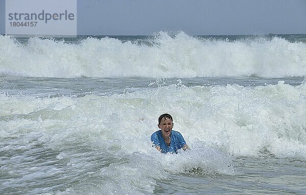 Junge  Baden  Welle  Goyambokka Beach  Tangalle  Sri Lanka  Asien