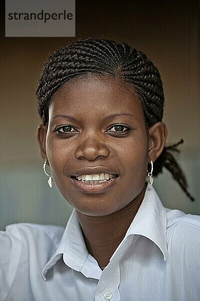 Junge Frau  Hotelangestellte  Tarimi  Tansania  Afrika