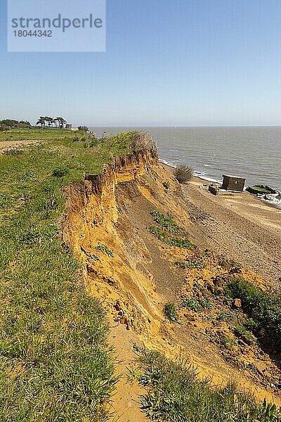 Weiche Klippen  schnelle Küstenerosion an der Nordseeküste  1940er Pillenschachtel  Küste bei Bawdsey  Suffolk  England  Großbritannien  Europa