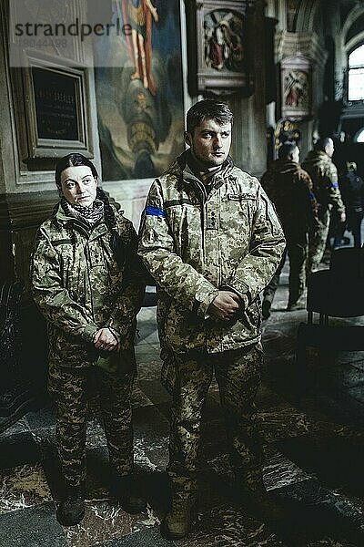 Beerdigung von Oleg Jaschtschischin  Kirilo Wischiwanij  Sergej Melnik und Rostislaw Romantschuk in der Jesuitenkirche St. Peter und Paul  die vier Offiziere kamen zwei Tage vorher in einem Militärlager nahe der Grenze zu Polen in Jaworiw bei einem russischen Raketenangriff um  mindestens 35 Menschen starben  Lwiw  Ukraine  Europa