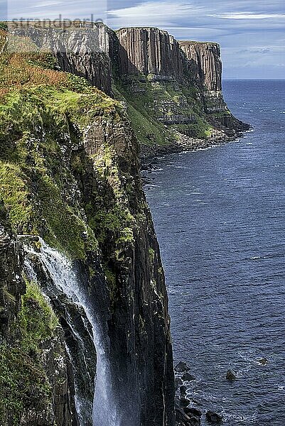 Mealt-Wasserfall am Kilt Rock  einer 200 Fuß hohen Meeresklippe aus Dolerit auf der Isle of Skye  Trotternish  Highlands  Schottland  UK