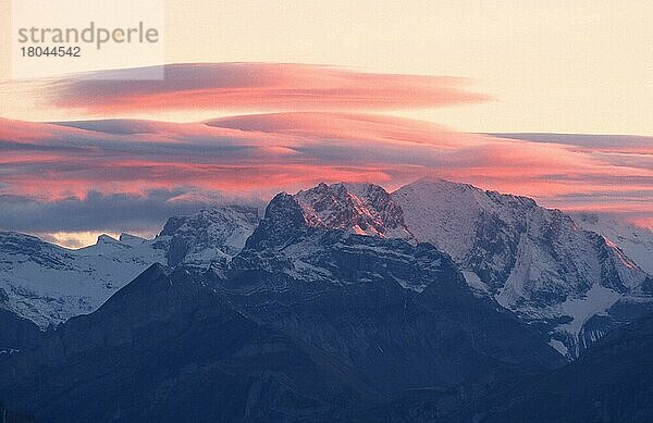 Alpengipfel und Wolken im Abendlicht  Berner Oberland (Abenddämmerung) (Dämmerung) (twilight) (Europa) (Landschaften) (landscapes) (Gebirge) (Berge) (mountains) (Querformat) (horizontal)  Blick vom Niederhorn  Schweiz  Europa