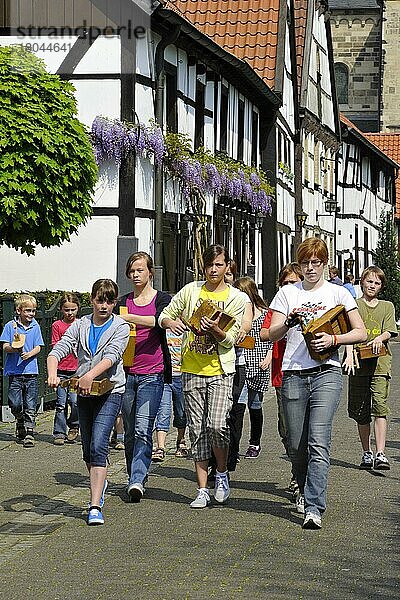 Karwoche  Kartage  Ersatz für Glockenläuten  Angelusläuten  Klappergruppe  Raettelgruppe