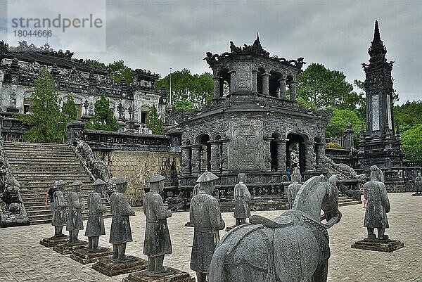 Betonfiguren  Kaisergrab Khai Dinh  Hue  Vietnam  Asien