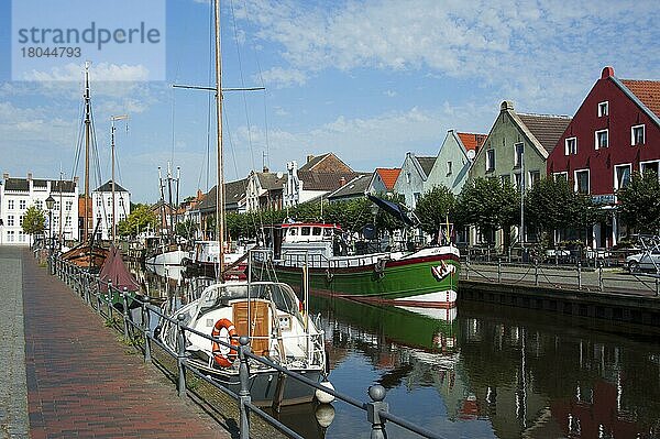 Boote im alten Hafen  Weener  Ostfriesland  Niedersachsen  Deutschland  Europa