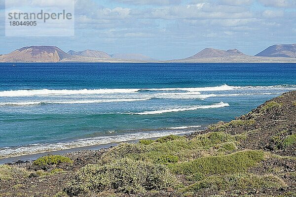 Strand an den Klippen von Famara  Riscos de Famara  mit Blick nach La Graciosa  Lanzarote  Kanarische Inseln  Spanien  Europa