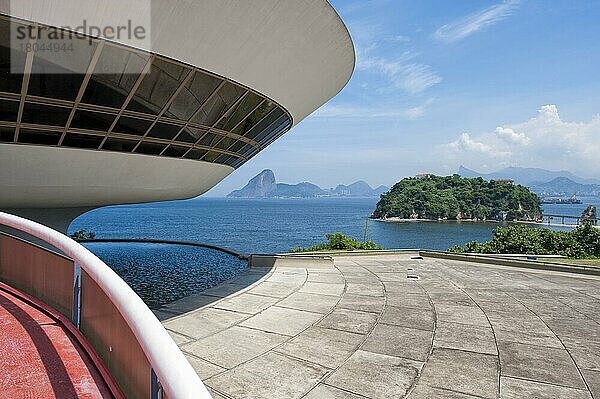 Museum für zeitgenössische Kunst  von Oscar Niemeyer  Arte Contemporanea  m  Pao Acucar  Blick auf Zuckerhut und Guanabara-Bucht  Niteroi  Rio de Janeiro  Brasilien  Südamerika
