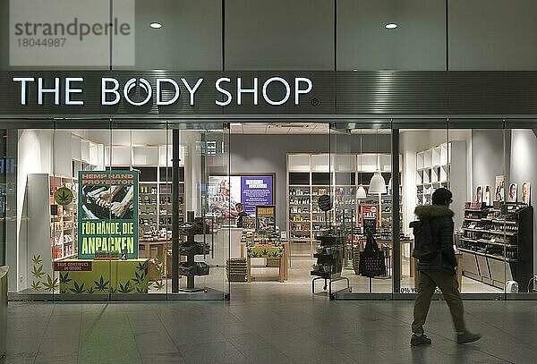 The Body Shop  Ladenzeile im Bahnhof Friedrichstraße  Mitte  Berlin  Deutschland  Europa