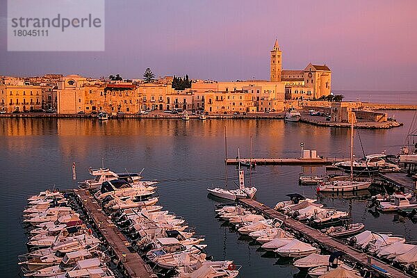 Blick auf Yachthafen und Altstadt am Abend  Trani  Apulien  Trani  Apulien  Italien  Europa