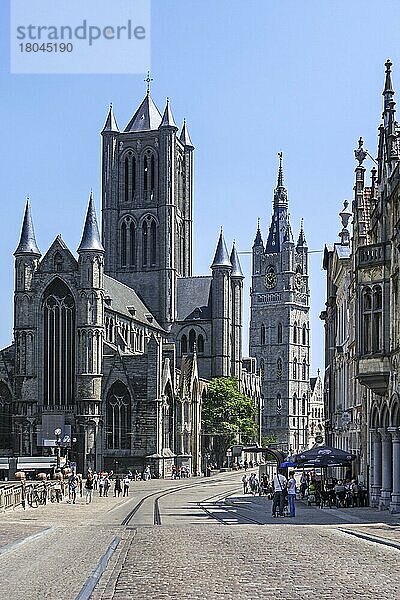 Die Sankt-Nikolaus Kirche  Sint-Niklaaskerk und der Glockenturm in Gent  Belgien  Europa