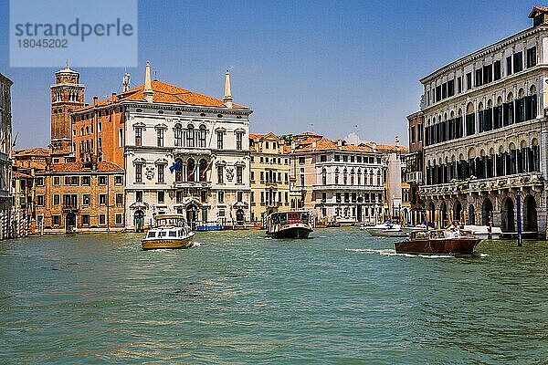 Blick auf Palazzo Balbi  Canal Grande mit etwa 200 Adelspalästen aus dem 15. -19. Jhd. größte Wasserstraße Venedigs  Lagunenstadt  Venetien  Italien  Venedig  Venetien  Italien  Europa