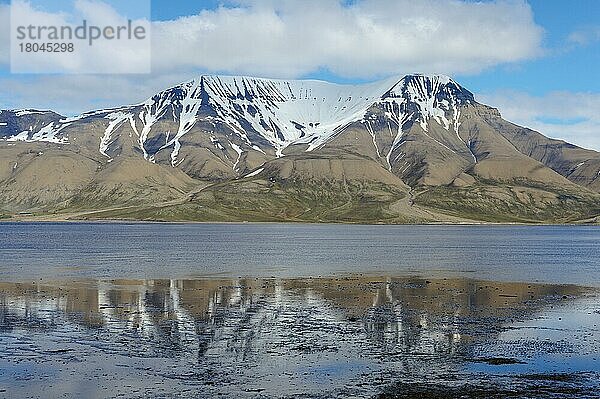 Isfjord und schneebedeckte Berge  Longyearbyen  Insel Spitzbergen  Svalbard Archipelago  Norwegen  Europa