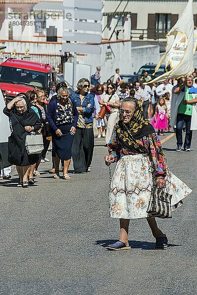 Alte Frau in traditioneller Kleidung  Nazare  Estremadura und Ribatejo  Portugal  Europa