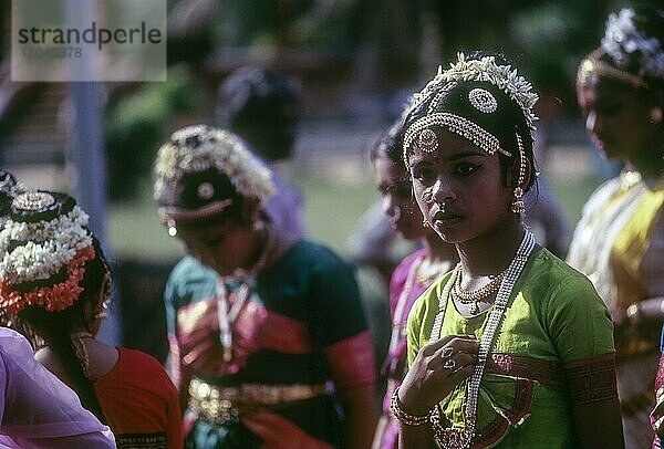 Schüchternheit  Mädchen im Bharatanatyam-Kleid  Kerala  Indien  Asien