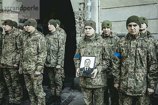 Beisetzung von Oleg Jaschtschischin  Kirilo Wischiwanij  Sergej Melnik und Rostislaw Romantschukauf dem Lychatik-Friedhof  die vier Offiziere kamen zwei Tage vorher in einem Militärlager nahe der Grenze zu Polen in Jaworiw bei einem russischen Raketenangriff um  mindestens 35 Menschen starben  Lwiw  Ukraine  Europa