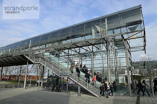 Skywalk  Eingang West  Messegelände  Messe  Hannover  Niedersachsen  Deutschland  Europa