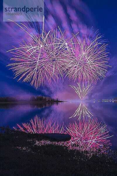 Feuerwerk beim GlobalFest 2015  Eingang China  Elliston Park  Calgary  Alberta  Kanada  Nordamerika