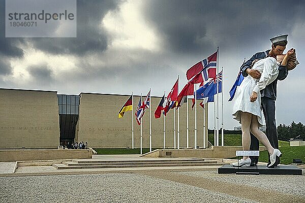Skulptur Unconditional Surrender  die einen Matrosen und eine Krankenschwester aus dem Zweiten Weltkrieg zeigt  die sich am Mémorial de Caen  Museum und Kriegsdenkmal in Caen  Normandie  Frankreich  küssen  Europa
