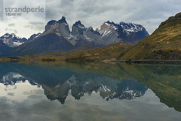 Spiegelung der Cuernos del Paine im Lago Pehoe  Nationalpark Torres del Paine  Chilenisches Patagonien  Chile  Südamerika