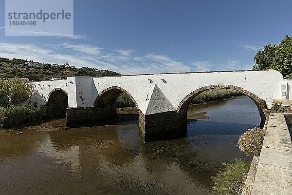 Römische Brücke  Fluss Arade  Silves  Algarve  Portugal  Europa