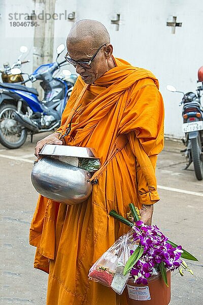 Mönch bei der Nahrungsaufnahme  Ayutthaya  Thailand  Asien