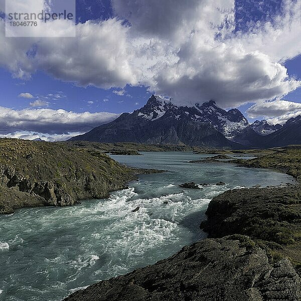 Bach  Torres del Paine National Park  Chilenisches Patagonien  Chile  Südamerika