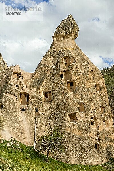 Wohnhöhlen am Burg-Berg Uechisar  fantastische Tuffsteinformationen  Kappadokien  Türkei  Uechisar  Kappadokien  Türkei  Asien