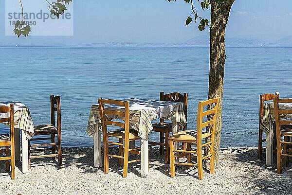 Tisch und Stühle  Taverne  Boukari  Insel Korfu  Ionische Inseln  Mittelmeer  Griechenland  Europa