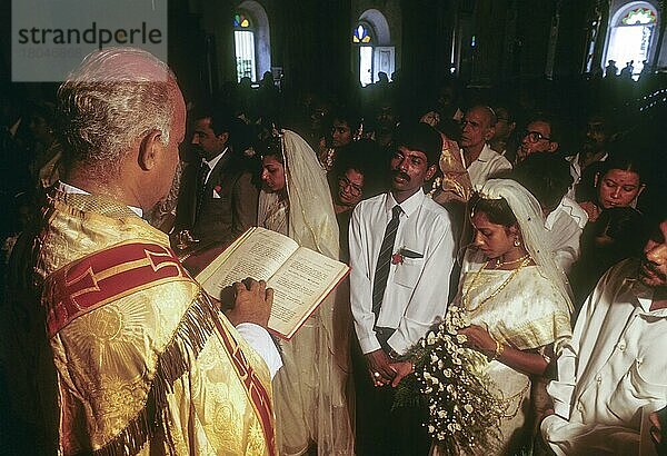 Katholische Hochzeit in der Santa Cruz Baslica in Fort Cochin  Kerala  Indien  Asien