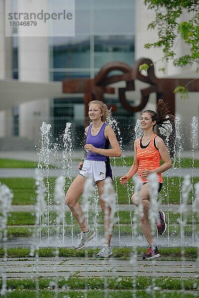 Mädchen  Joggen  Bundeskanzleramt  Tiergarten  Berlin  Deutschland  Europa