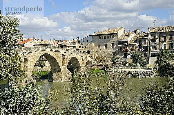 Puente Romanica  Fluss Arga  Jakobsweg  Puente la Reina  Navarra  Spanien  Römische Brücke  Europa