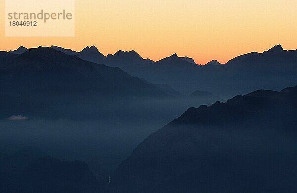 Berner Oberland in der Dämmerung  im letzten Abendlicht (Abenddämmerung) (Silhouette) (Europa) (Landschaften) (landscapes) (Gebirge) (Berge) (mountains) (Querformat) (horizontal)  Blick vom Niederhorn  Schweiz  Europa
