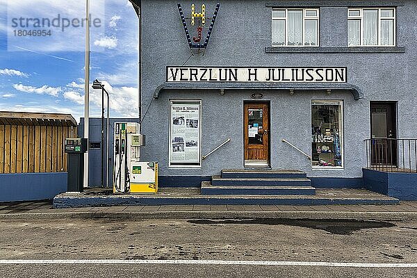 Altes Geschäft  Krämerladen mit Schautafel und kleiner Tankstelle am Straßenrand  Sauðárkrókur  Saudarkrokur  Skagafjörður  Nordwestisland  Island  Europa