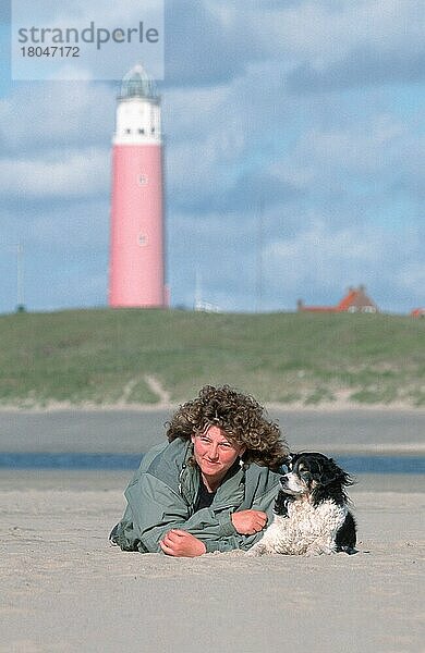 Frau und Mischlingshund am Strand  Texel  Niederlande  Europa