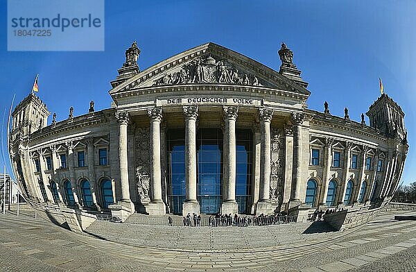 Aufgeblähter Bundestag  Reichstag  Tiergarten  Mitte  Berlin  Deutschland  Digital bearbeitet. Montage!  Europa