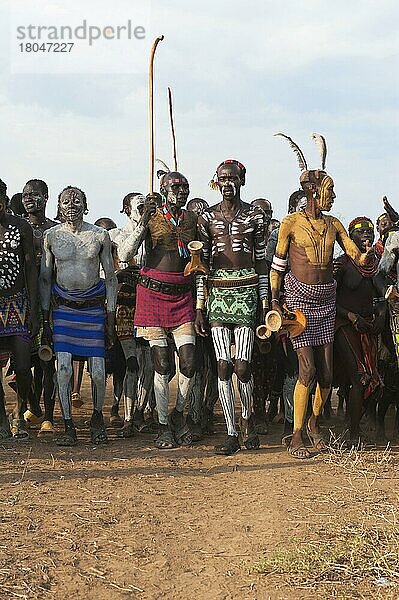 Karo-Leute  traditionelle Tanz-Zeremonie  Omo-Tal  Südäthiopien  Karo