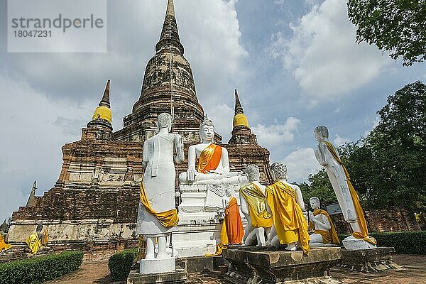 Buddha-Statuen vor der Stupa im Wat Yai Chai Mongkhon  Ayutthaya  Thailand  Unesco-Weltkulturerbe  Asien