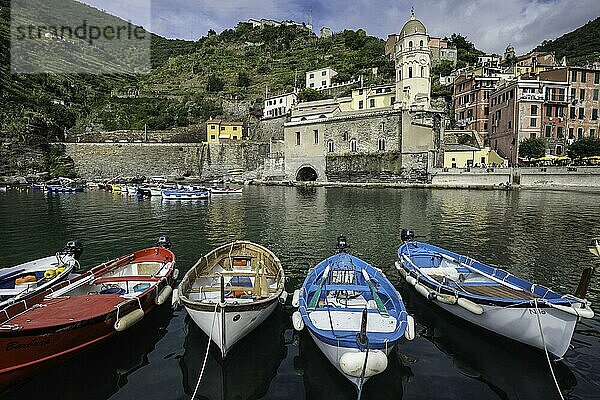 Strand von Vernazza mit Blick auf die Kirche von Santa Margherita d'Antiochia  La Spezia  Cinque Terre  Ligurien  Italien  Europa