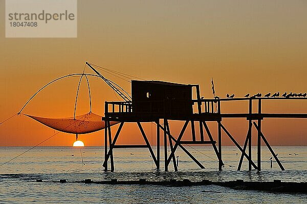 Traditionelle Carrelet-Fischerhütte mit Hubnetz am Strand bei Sonnenuntergang  Loire-Atlantique  Pays-de-la-Loire  Frankreich  Europa