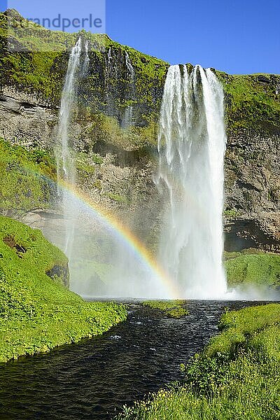 Wasserfall Seljalandsfoss  Fluss Seljalandsa  Island  Europa