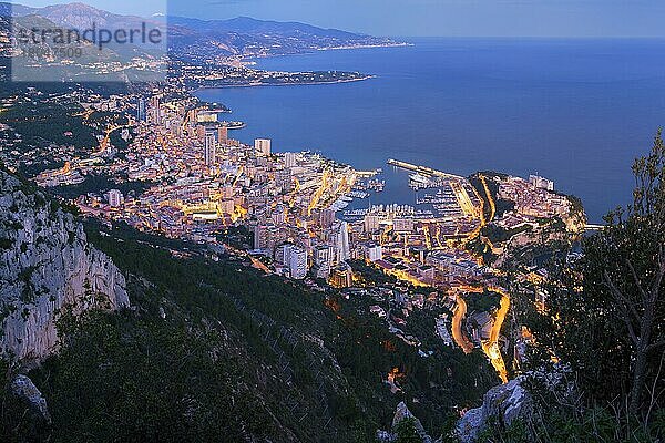 Das Fürstentum Monaco bei Sonnenuntergang