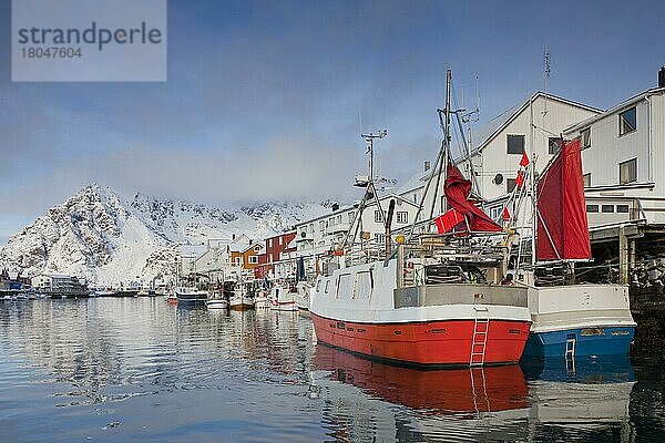 Fischerboote im Hafen von Henningsvaer  Henningsvær im Schnee im Winter  Lofoten  Nordland  Norwegen  Europa