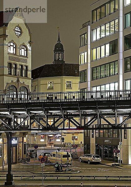 Trasse der Hochbahn mit dem Turmspitze der St. Michaeliskirche in der Nacht  Hamburg  Deutschland  Europa
