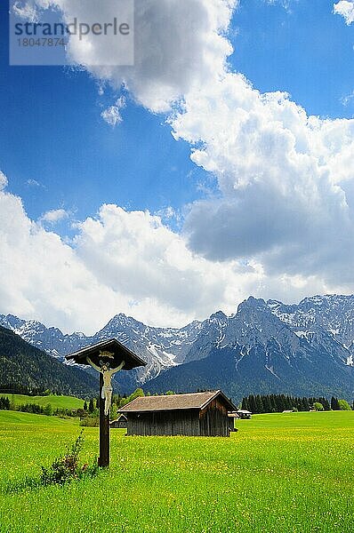 Feldkreuz im Werdenfelser Land  bei Klais  im Hintergrund das Karwendelgebirge  Oberbayern  Alpen  Deutschland  Europa