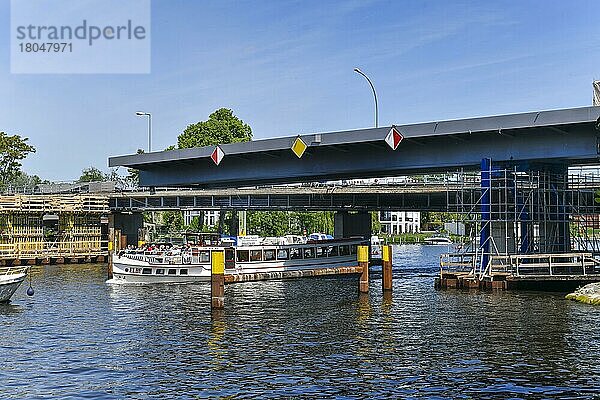 Spree  Salvador-Allende-Bruecke  Köpenick  Treptow-Köpenick  Berlin  Deutschland  Europa