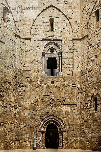 Achteckiger Innenhof des Kastells  Wahrzeichen der Region  Castel del Monte  Apulien  Castel del Monte  Apulien  Italien  Europa