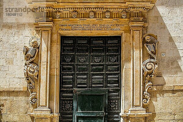 Chiesa del Purgatorio mit ihrem mit Skeletten und Totenköpfen verzierten Portal  Bitonto  Apulien  Bitonto  Apulien  Italien  Europa